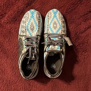 Ariat women’s fuse turquoise Aztec shoes size 9.5